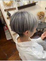 美容室 メザミー MESAMIES 奥行きショート刈り上げ女子襟足スッキリホワイトブロンドカラー