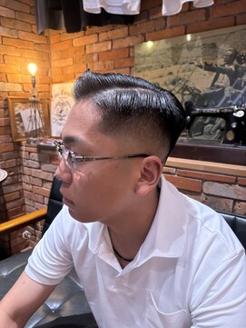 フォーコーナーズ(Four Corners) サイドパート/スキンフェード/バーバー/刈り上げ