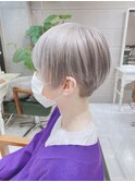 中性男子にハマるホワイトアッシュグレージュ　マッシュカット