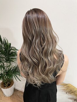 高いレベルのセンスと技術で創る、印象抜群なstyleを。質感・空気感を生み出すcueの洗練カットを体験◎