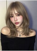 ミディアムレイヤー　くびれ巻き　ヘーゼルベージュ　顔周り