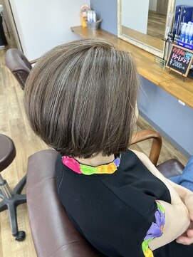 ル・アール ハイライトで白髪ぼかし!綺麗な丸みの大人ショートボブ