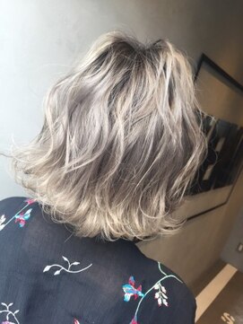 ジーナ(XENA) ホワイトシルバーカラー