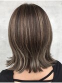 グレージュハイライト切りっぱなしボブ