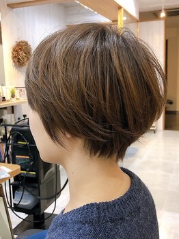 髪質やクセなどを見極めたカット技術で、ライフスタイルに合わせた再現性の高いヘアデザインをご提案◎