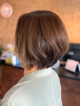 アークスヘアー べージュハイライト小顔大人かわいい前下がりひし形ショートボブ