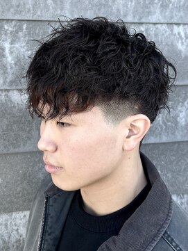 ヒュイル バイ ニアウ(Hwyl by Niau) 緩めスペインカールメンズカットパーマショートマッシュツイスト