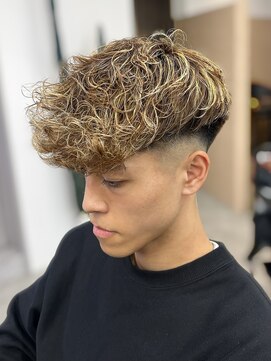 アンバー(UMBER) スペインカール　海外ヘア　短髪パーマ