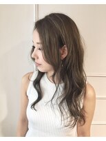 カルム(CALM)&nbsp;アッシュベージュの耳かけロングスタイル☆