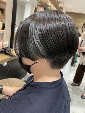 ビヨウシツ ポスタ ショートのインナーカラー☆グリーン