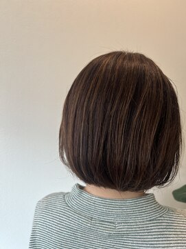 トモニ(tomoni) ナチュラルな白髪ぼかしハイライト