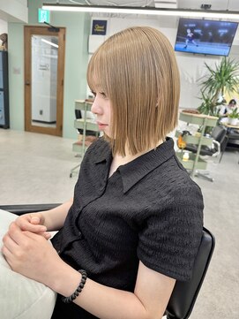 ヒビヲ 天神警固(HIBIO) ショートボブ切りっぱなしボブタッセルボブブリーチダブルカラー