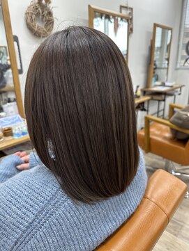 ルチナ 秦野(Lucina) ミディアムロブ／くすみオリーブカラー