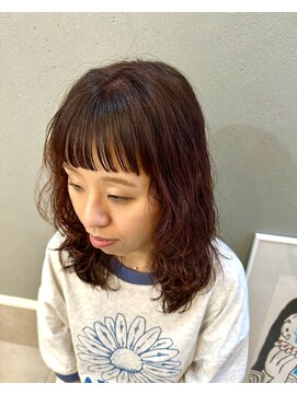 フィルジュ(FiLUGE) くしゃパーマ×暖色カラー、オン眉カット