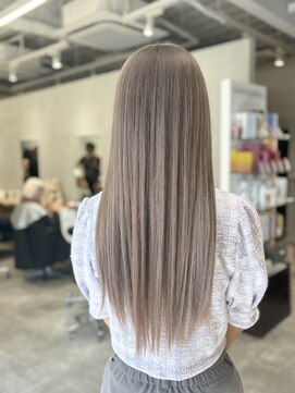 イリ 梅田(ili) グレージュカラー