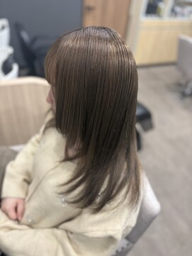 スモーキーベージュ・エアリーストレート