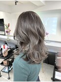 【なつみ】白髪ぼかしにもなる自然なハイトーングレージュミディ