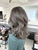 ルーヴェ(LOWE)&nbsp;【なつみ】白髪ぼかしにもなる自然なハイトーングレージュミディ