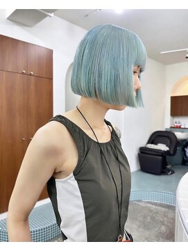 ヒュー(Hew) ケアブリーチ×ハイトーン×エメラルド(代官山)