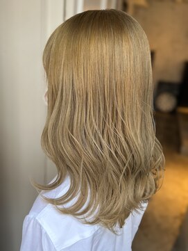 マセナ(Masena) ミディアムローレイヤー×抜きっぱなしブロンド