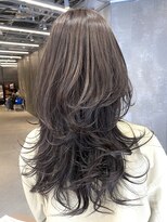 ピークアブー 原宿ハラカド(PEEK-A-BOO) 大人ロングレイヤーハッシュカットウルフミディアム白髪ぼかし