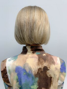 テトヘアー(teto hair) 前下がりボブ、プラチナブロンド、ホワイトブリーチ