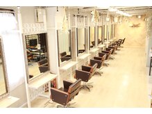 フレア ヘア サロン(FLEAR hair salon)の雰囲気（白、木目を基調により明るく清潔な店内♪）
