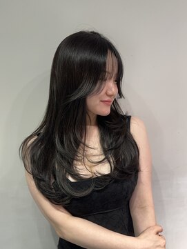 ワン バイ ジエクト(One by The Ect) レイヤーカット小顔前髪　黒髪透明感アッシュブラック