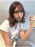 若く見える髪型 透け感ミディ