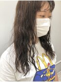 カジュアルなパーマを楽しめるお洒落なロングヘア