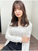 上品なラベンダーベージュで透け感ロング