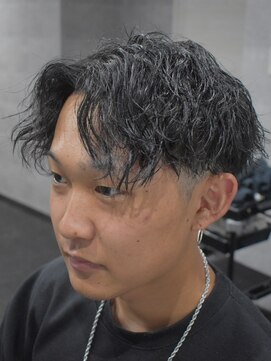 バーバーハウス ラヴィ(Barber House Lavie) センターパート×ツイストスパイラル