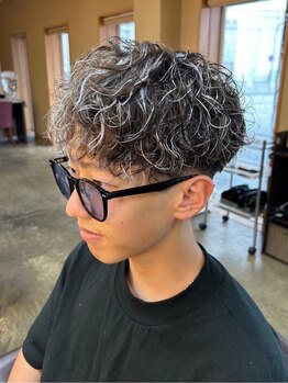 オンリーケアバイジャパン(ONLY CARE by JAPAN)の写真/【メンズサロンだから叶う】SNSで話題のメンズパーマスタイルやメッシュカラーで最先端のスタイルに◎