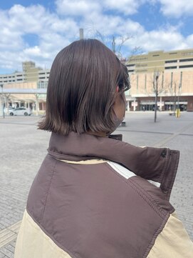 コワファースト 大分(COIFF1RST) グレージュカラーの切りっぱなしボブ