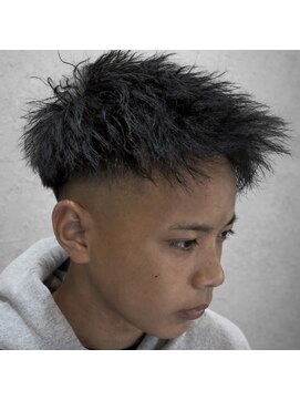 ウィスカーズ(Whiskers) スキンフェード×ソフトツイストジェット