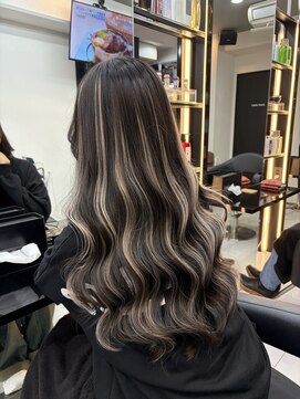 アネラ 大宮(Anela) カラー×ホワイトハイライトエクステ♪