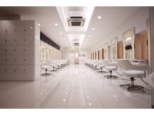 ニューヨークニューヨーク メン 伏見桃山店(NYNY MEN)の雰囲気（清潔感のある白で統一された店内でお客様を美しくします。）