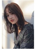ほつれ髪が女っぽい、ミディウェーブ