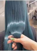 くすみグリーンの艶髪ハイトーン
