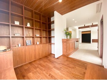 ハスコ(husco)の写真/木のぬくもり感じる店内でホッとするひとときを―。髪と肌に優しい施術と親身な提案が◎