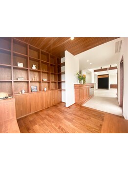 木のぬくもり感じる店内でホッとするひとときを―。髪と肌に優しい施術と親身な提案が◎