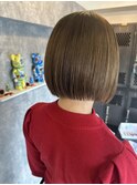 くすみベージュ・ブリーチ・ハイトーン・切りっぱなしボブ