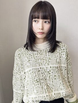 イル(ill) ミディアムレイヤー 内巻き ダークアッシュ 透明感