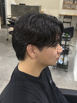 ヒュイル バイ ニアウ(Hwyl by Niau) メンズカットパーマニュアンスパーマフェザーセンターパート