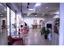 フィックスヘアークリニック(FIX)の雰囲気(約30坪の明るく広い店内 ゆったりとくつろいで頂けます)