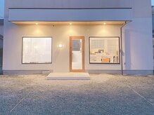 エイチ ヘアアンドメイク(eich hair&make)の雰囲気（駐車場完備、住宅街にあり落ち着いた雰囲気です。）