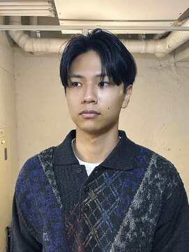 ファルベ(Farbe) センターパート/フェザーパーマ/スーツ/ビジネスヘア