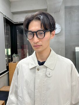 テトヘアー(teto hair) センターパート、毛流パーマ、刈り上げ、フェザーパーマ