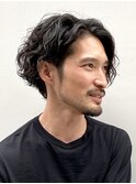 大人の波巻きスパイラルパーマミディアムロングメンズカットヘア