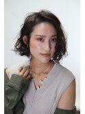 無造作なパーマ感が決め手の大人ボブ